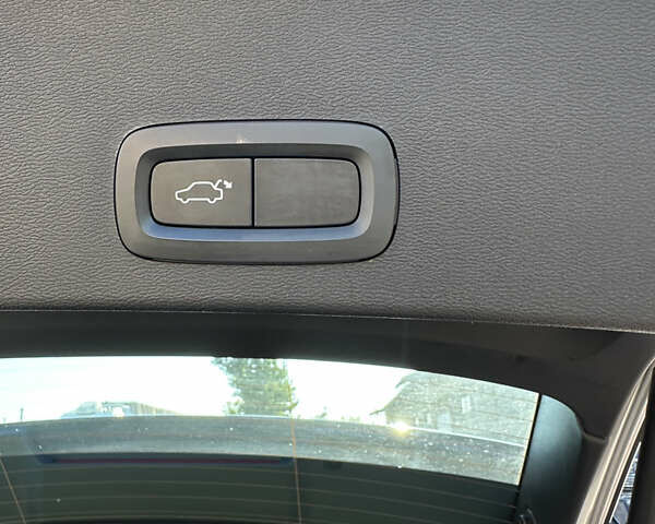 Серый Вольво XC40, объемом двигателя 2 л и пробегом 89 тыс. км за 27500 $, фото 4 на Automoto.ua