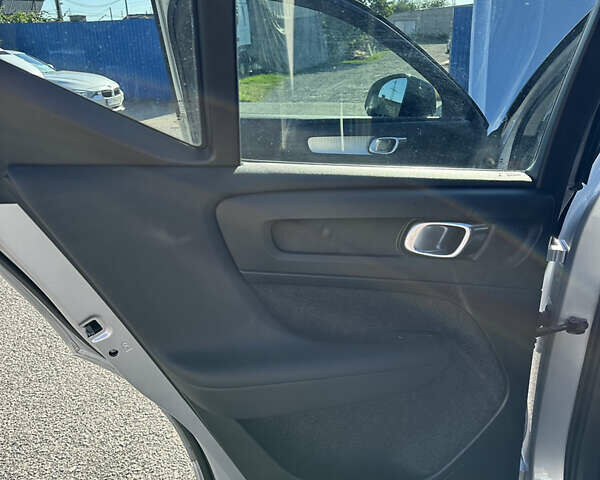 Серый Вольво XC40, объемом двигателя 2 л и пробегом 89 тыс. км за 27500 $, фото 7 на Automoto.ua