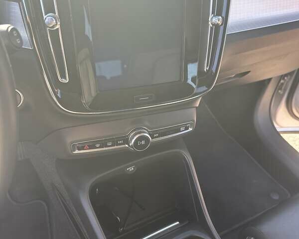 Сірий Вольво XC40, об'ємом двигуна 1.97 л та пробігом 88 тис. км за 30000 $, фото 13 на Automoto.ua