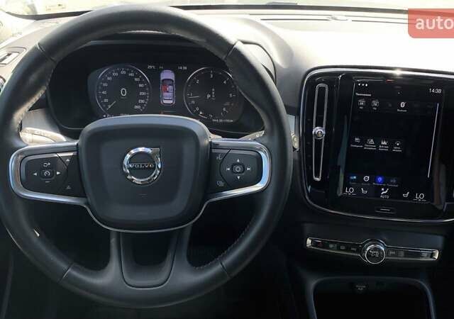Сірий Вольво XC40, об'ємом двигуна 1.97 л та пробігом 151 тис. км за 26800 $, фото 8 на Automoto.ua