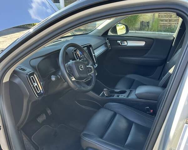 Сірий Вольво XC40, об'ємом двигуна 1.97 л та пробігом 88 тис. км за 30000 $, фото 8 на Automoto.ua