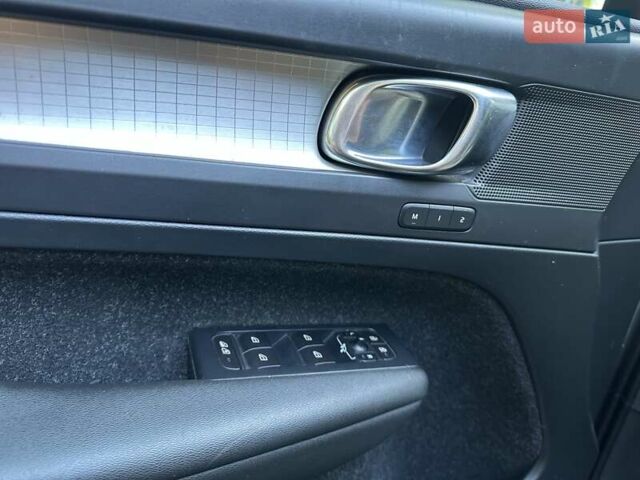 Серый Вольво XC40, объемом двигателя 1.97 л и пробегом 66 тыс. км за 32000 $, фото 7 на Automoto.ua