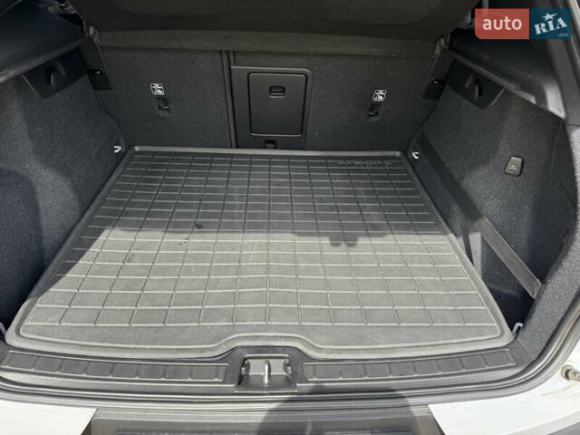 Сірий Вольво XC40, об'ємом двигуна 1.97 л та пробігом 116 тис. км за 31000 $, фото 26 на Automoto.ua
