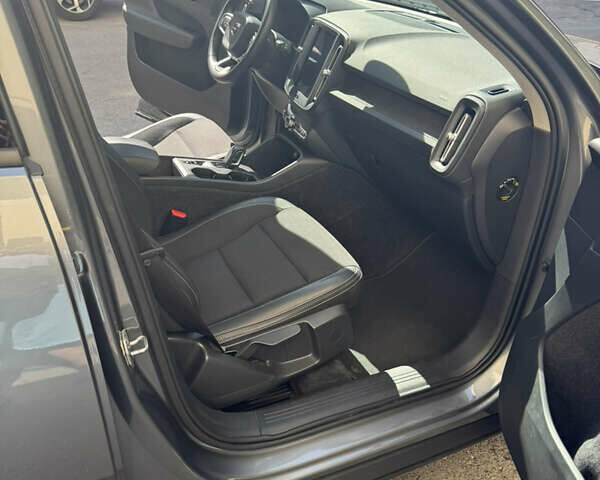 Сірий Вольво XC40, об'ємом двигуна 2 л та пробігом 46 тис. км за 30900 $, фото 8 на Automoto.ua