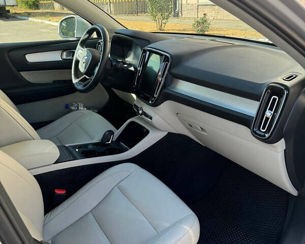 Серый Вольво XC40, объемом двигателя 1.97 л и пробегом 49 тыс. км за 24000 $, фото 11 на Automoto.ua