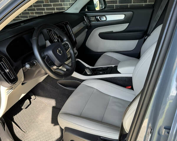 Сірий Вольво XC40, об'ємом двигуна 2 л та пробігом 65 тис. км за 20500 $, фото 9 на Automoto.ua