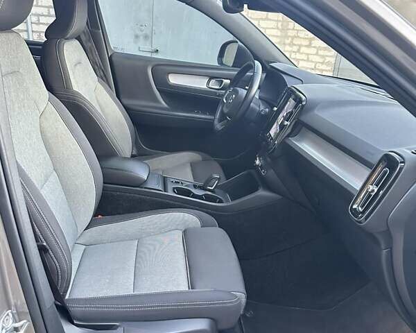 Серый Вольво XC40, объемом двигателя 1.97 л и пробегом 133 тыс. км за 28700 $, фото 8 на Automoto.ua