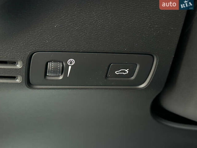 Серый Вольво XC40, объемом двигателя 1.97 л и пробегом 194 тыс. км за 24850 $, фото 39 на Automoto.ua