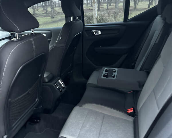 Сірий Вольво XC40, об'ємом двигуна 2 л та пробігом 131 тис. км за 30000 $, фото 3 на Automoto.ua