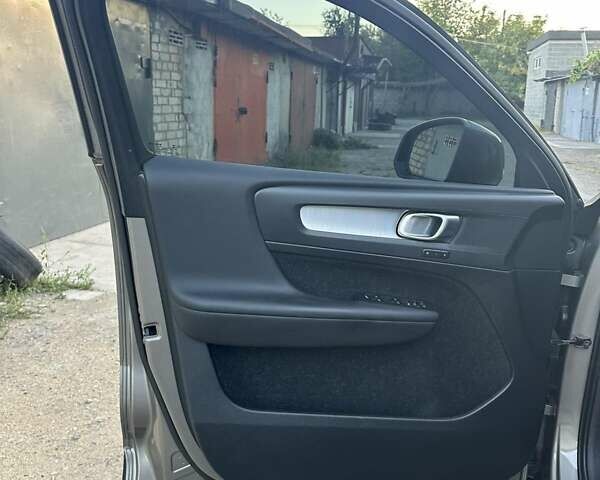 Серый Вольво XC40, объемом двигателя 1.97 л и пробегом 133 тыс. км за 28700 $, фото 27 на Automoto.ua