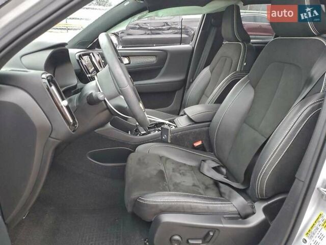 Сірий Вольво XC40, об'ємом двигуна 2 л та пробігом 65 тис. км за 7000 $, фото 6 на Automoto.ua