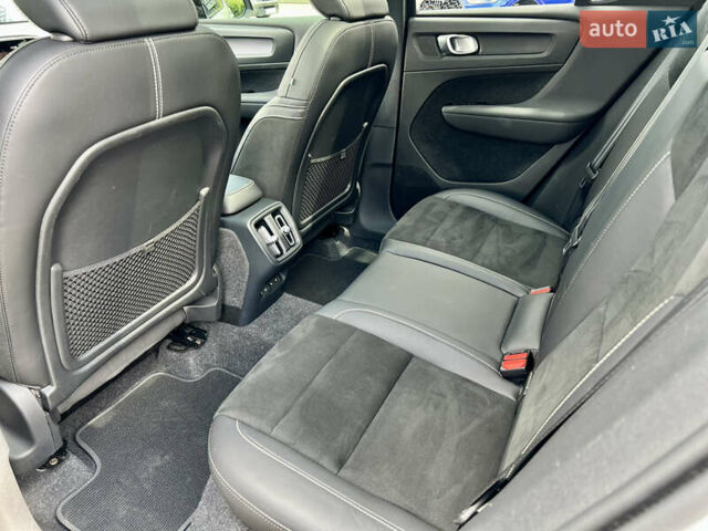 Серый Вольво XC40, объемом двигателя 1.97 л и пробегом 107 тыс. км за 28500 $, фото 36 на Automoto.ua