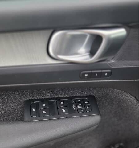 Сірий Вольво XC40, об'ємом двигуна 1.97 л та пробігом 2 тис. км за 34900 $, фото 4 на Automoto.ua