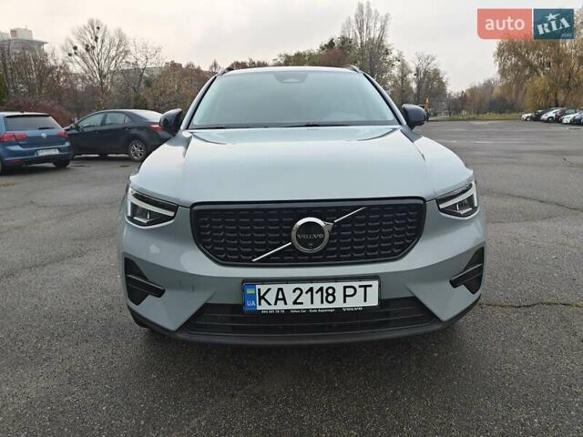 Серый Вольво XC40, объемом двигателя 1.97 л и пробегом 8 тыс. км за 46700 $, фото 2 на Automoto.ua