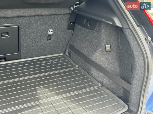 Синий Вольво XC40, объемом двигателя 1.97 л и пробегом 98 тыс. км за 25999 $, фото 40 на Automoto.ua