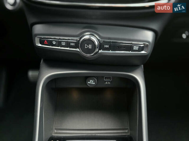 Синий Вольво XC40, объемом двигателя 2 л и пробегом 136 тыс. км за 21900 $, фото 16 на Automoto.ua
