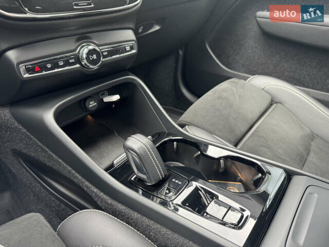 Синий Вольво XC40, объемом двигателя 1.97 л и пробегом 98 тыс. км за 25999 $, фото 53 на Automoto.ua