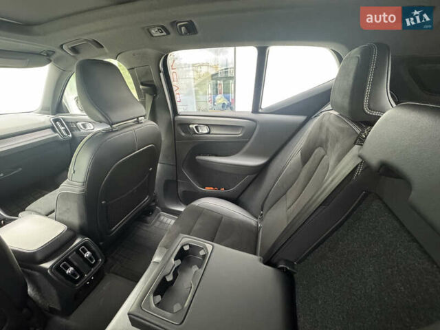 Синий Вольво XC40, объемом двигателя 1.97 л и пробегом 98 тыс. км за 25999 $, фото 64 на Automoto.ua