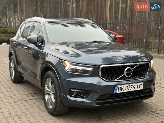 Синий Вольво XC40, объемом двигателя 1.97 л и пробегом 62 тыс. км за 24499 $, фото 1 на Automoto.ua