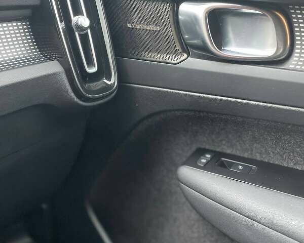 Синий Вольво XC40, объемом двигателя 0 л и пробегом 46 тыс. км за 30300 $, фото 32 на Automoto.ua