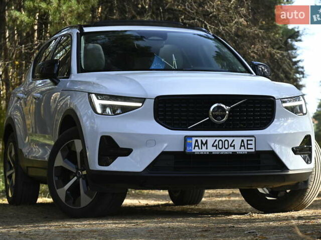 Синій Вольво XC40, об'ємом двигуна 1.97 л та пробігом 10 тис. км за 45349 $, фото 2 на Automoto.ua