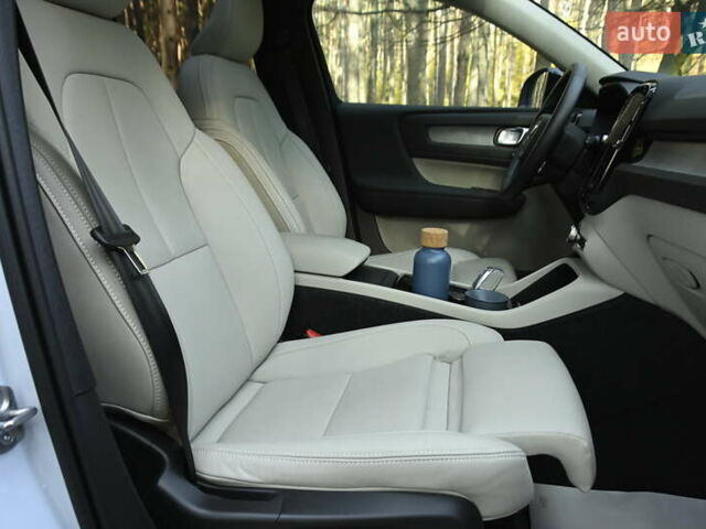 Синий Вольво XC40, объемом двигателя 1.97 л и пробегом 10 тыс. км за 45400 $, фото 71 на Automoto.ua