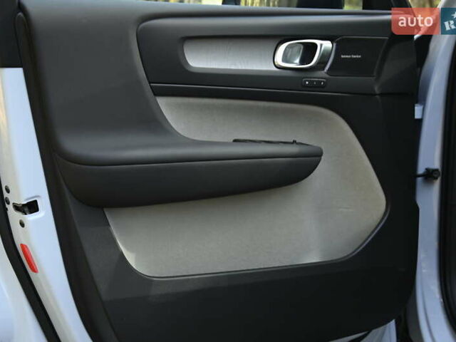 Синий Вольво XC40, объемом двигателя 1.97 л и пробегом 10 тыс. км за 45400 $, фото 31 на Automoto.ua