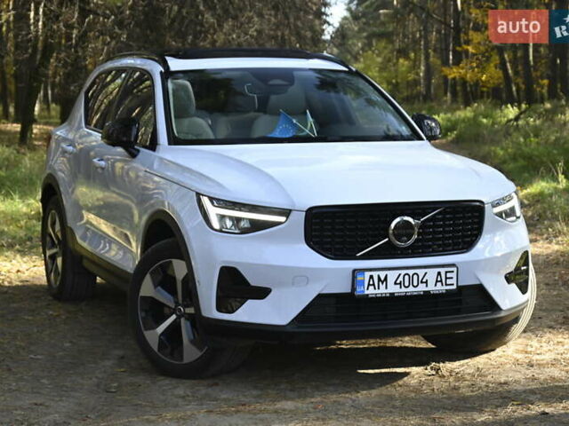 Синій Вольво XC40, об'ємом двигуна 1.97 л та пробігом 10 тис. км за 45349 $, фото 4 на Automoto.ua