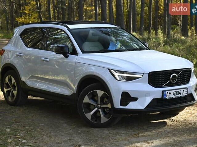 Синій Вольво XC40, об'ємом двигуна 1.97 л та пробігом 10 тис. км за 45349 $, фото 3 на Automoto.ua