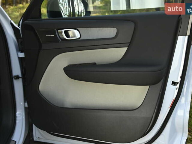 Синий Вольво XC40, объемом двигателя 1.97 л и пробегом 10 тыс. км за 45400 $, фото 68 на Automoto.ua