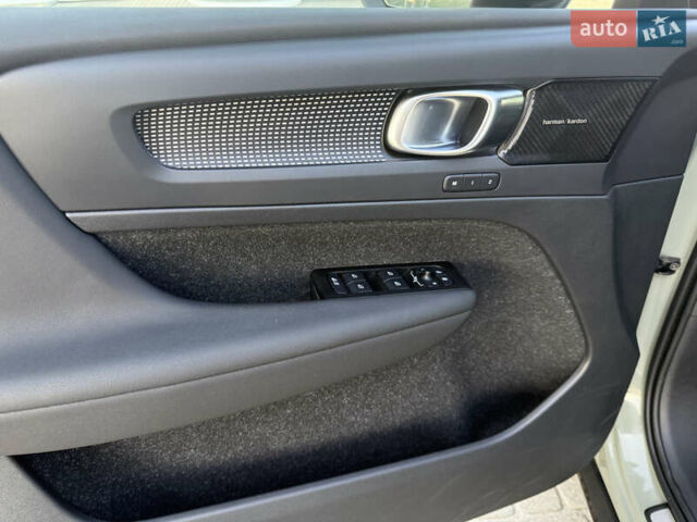 Зелений Вольво XC40, об'ємом двигуна 0 л та пробігом 32 тис. км за 30500 $, фото 37 на Automoto.ua
