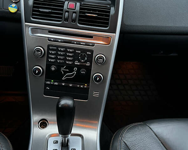 Белый Вольво ХС60, объемом двигателя 2.4 л и пробегом 296 тыс. км за 10500 $, фото 6 на Automoto.ua