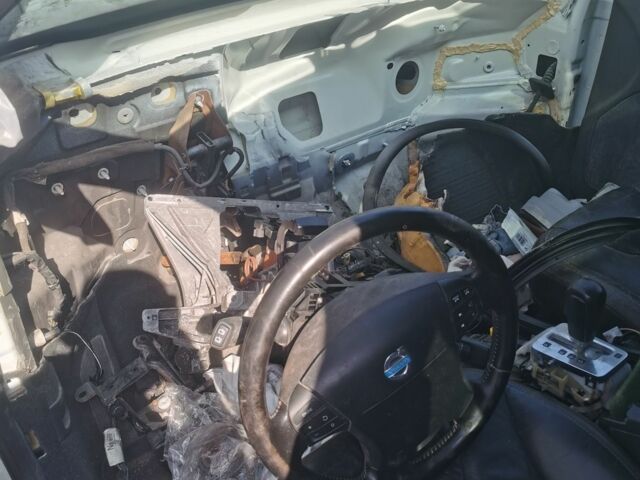 Белый Вольво ХС60, объемом двигателя 2.95 л и пробегом 190 тыс. км за 3300 $, фото 3 на Automoto.ua