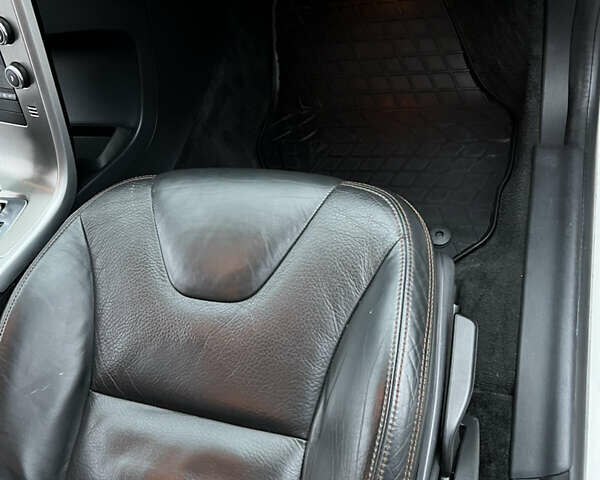 Белый Вольво ХС60, объемом двигателя 2.4 л и пробегом 296 тыс. км за 10500 $, фото 10 на Automoto.ua