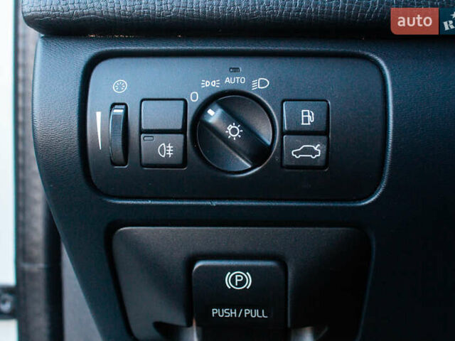 Белый Вольво ХС60, объемом двигателя 2.4 л и пробегом 215 тыс. км за 15200 $, фото 20 на Automoto.ua