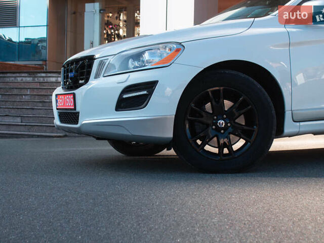 Белый Вольво ХС60, объемом двигателя 2.4 л и пробегом 215 тыс. км за 15200 $, фото 3 на Automoto.ua