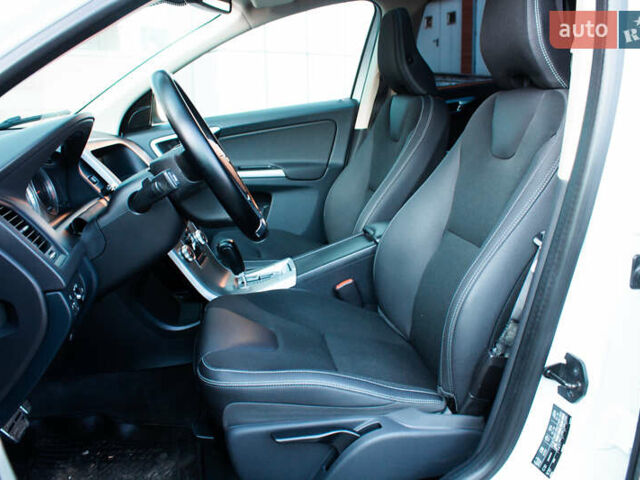 Белый Вольво ХС60, объемом двигателя 2.4 л и пробегом 215 тыс. км за 15200 $, фото 12 на Automoto.ua