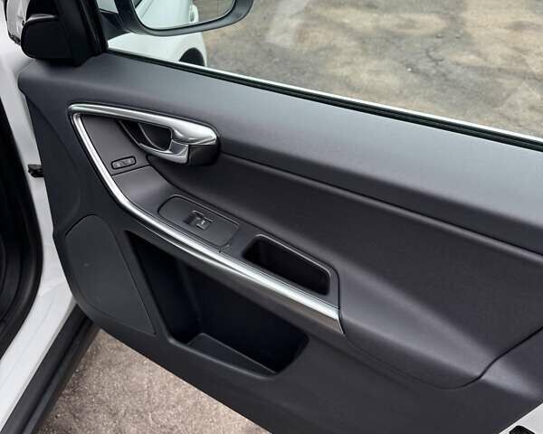 Белый Вольво ХС60, объемом двигателя 1.98 л и пробегом 356 тыс. км за 14500 $, фото 14 на Automoto.ua