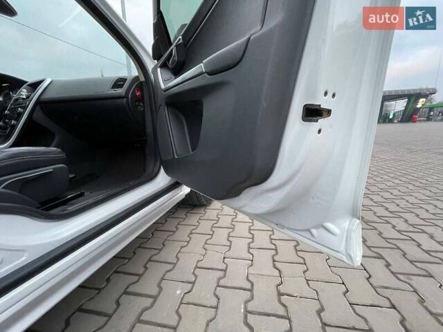 Білий Вольво ХС60, об'ємом двигуна 2.4 л та пробігом 240 тис. км за 18200 $, фото 42 на Automoto.ua