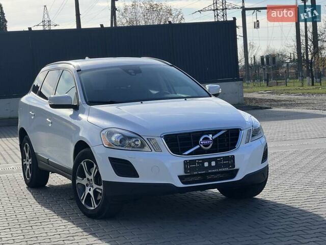Белый Вольво ХС60, объемом двигателя 2.4 л и пробегом 240 тыс. км за 13999 $, фото 1 на Automoto.ua