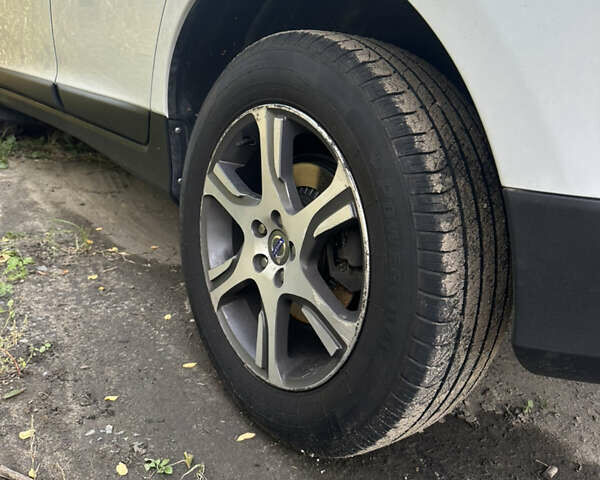 Белый Вольво ХС60, объемом двигателя 2.4 л и пробегом 240 тыс. км за 13500 $, фото 8 на Automoto.ua