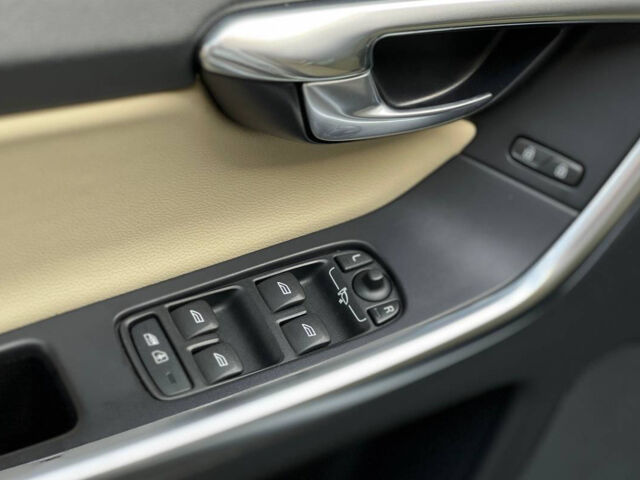 Белый Вольво ХС60, объемом двигателя 2.4 л и пробегом 320 тыс. км за 16200 $, фото 6 на Automoto.ua