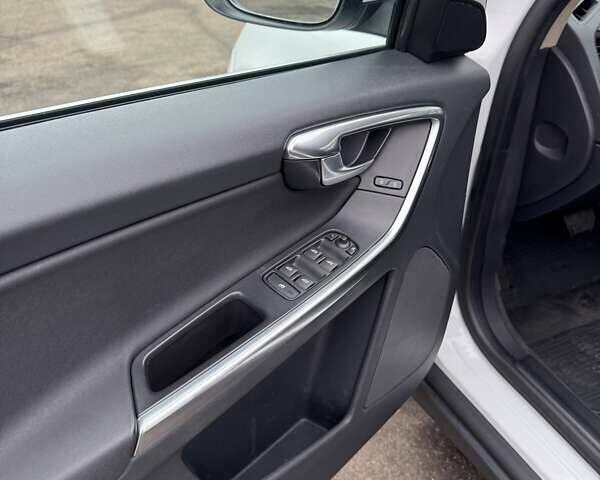 Белый Вольво ХС60, объемом двигателя 1.98 л и пробегом 356 тыс. км за 14500 $, фото 5 на Automoto.ua