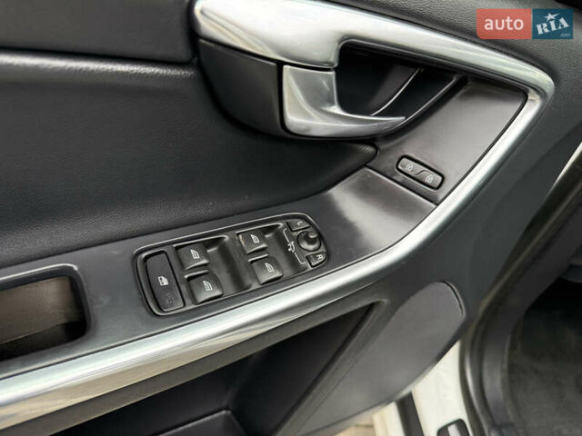 Белый Вольво ХС60, объемом двигателя 2.4 л и пробегом 288 тыс. км за 18700 $, фото 11 на Automoto.ua