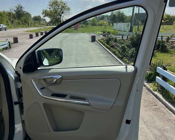 Білий Вольво ХС60, об'ємом двигуна 2.4 л та пробігом 208 тис. км за 18600 $, фото 16 на Automoto.ua
