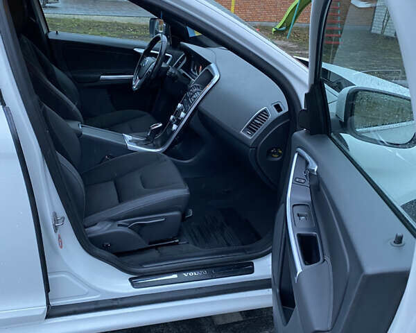 Белый Вольво ХС60, объемом двигателя 2 л и пробегом 310 тыс. км за 17700 $, фото 32 на Automoto.ua