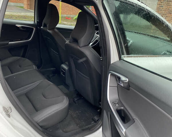 Белый Вольво ХС60, объемом двигателя 2 л и пробегом 310 тыс. км за 17700 $, фото 10 на Automoto.ua