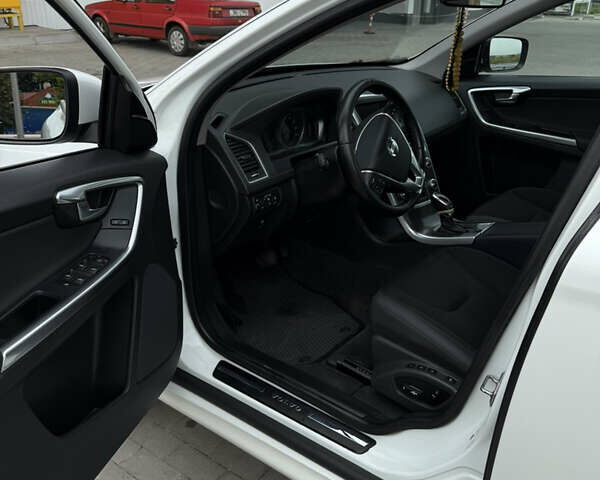 Белый Вольво ХС60, объемом двигателя 2.5 л и пробегом 145 тыс. км за 14999 $, фото 6 на Automoto.ua