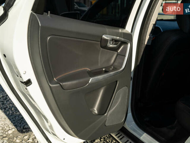 Білий Вольво ХС60, об'ємом двигуна 2.4 л та пробігом 110 тис. км за 23900 $, фото 33 на Automoto.ua