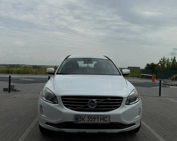 Белый Вольво ХС60, объемом двигателя 2.5 л и пробегом 145 тыс. км за 14999 $, фото 1 на Automoto.ua